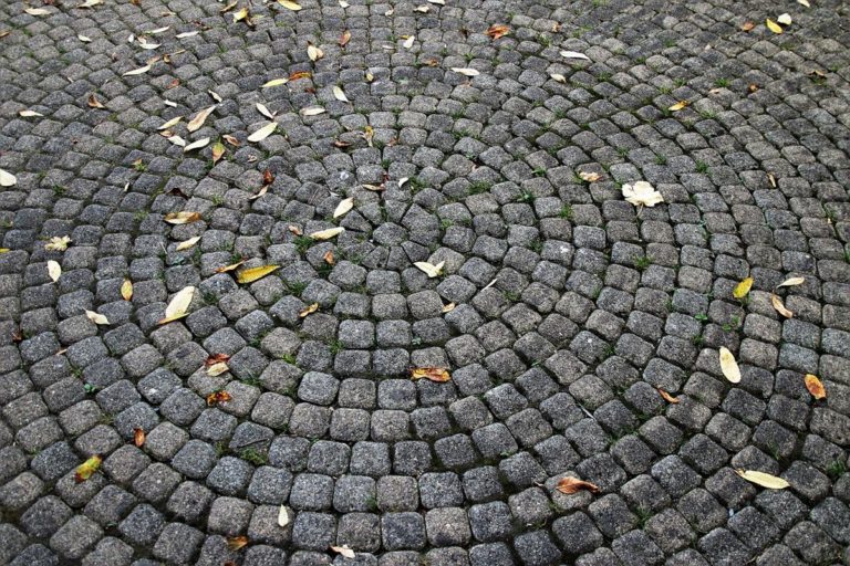 Wytrzymałe chodniki i podjazdy z kostki brukowej