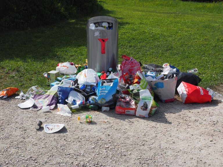 Odpowiednie pojemniki na odpady ułatwiają recykling