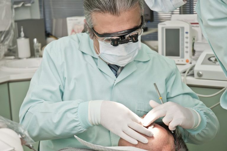 Co warto wiedzieć o implantach zębów w Poznaniu?