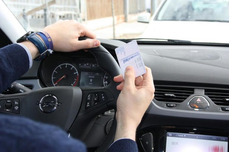 Co trzeba wiedzieć wynajmując auto?
