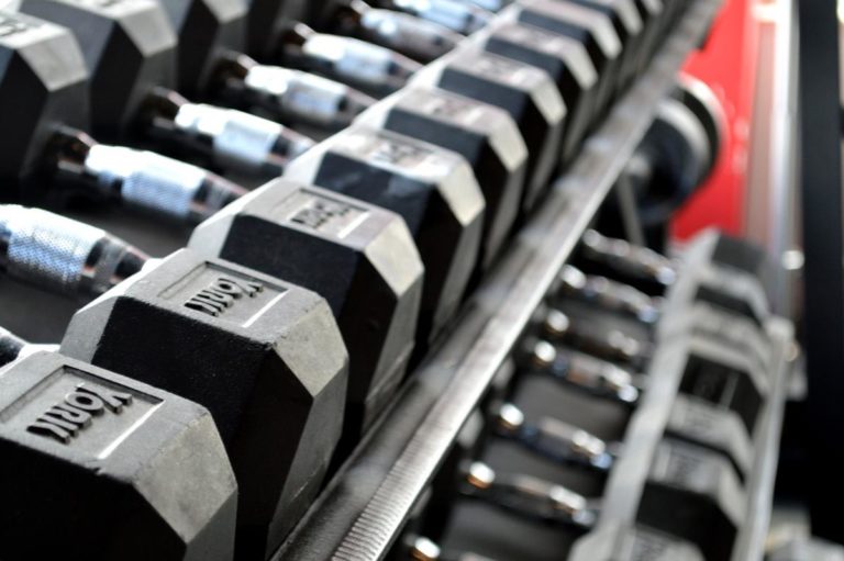 Fioletowa koszulka sportowa gwarantująca znakomitą ergonomię przy sporcie