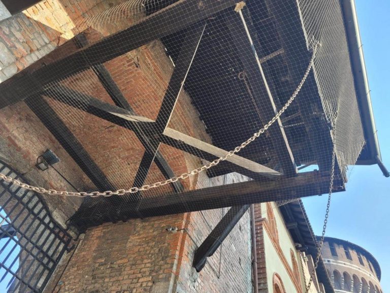 Siatka zabezpieczająca balkon przed ptakami
