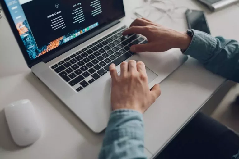Outsourcing usług IT: Zalety i wyzwania korzystania z zewnętrznych dostawców technologii